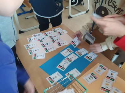 children_sorting_cards